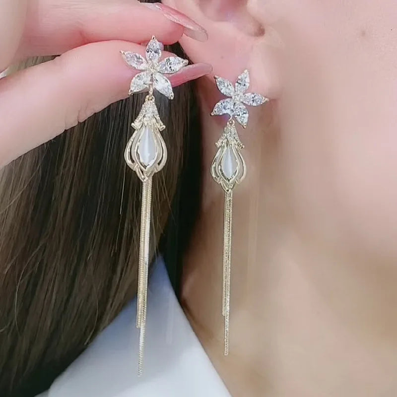 Exquisite Pearl Moon Asymmetric Earrings